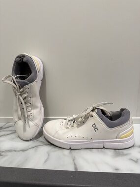 On Cloud The Roger Advantage women’s white sneakers size 8